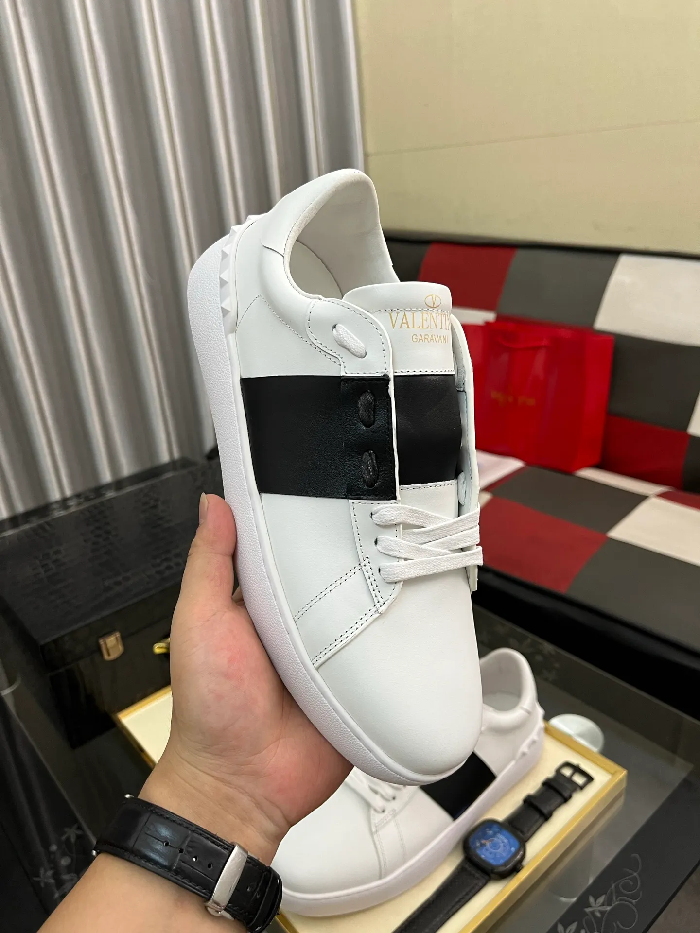 Men's shoes💰420⌚️⌚️Valentino white shoes⚡️Original replicas are coming👉Many pictures of the feet of Internet celebrities🔥Authentic Hong Kong purchased for HKD 5,500⚠️All parts are genuine molds, refuse to look at pictures to make goods👊The upper is made of top-grained cowhide➕3D printed. Water-dyed cow lining inside + cowhide feet, code number: 38-44